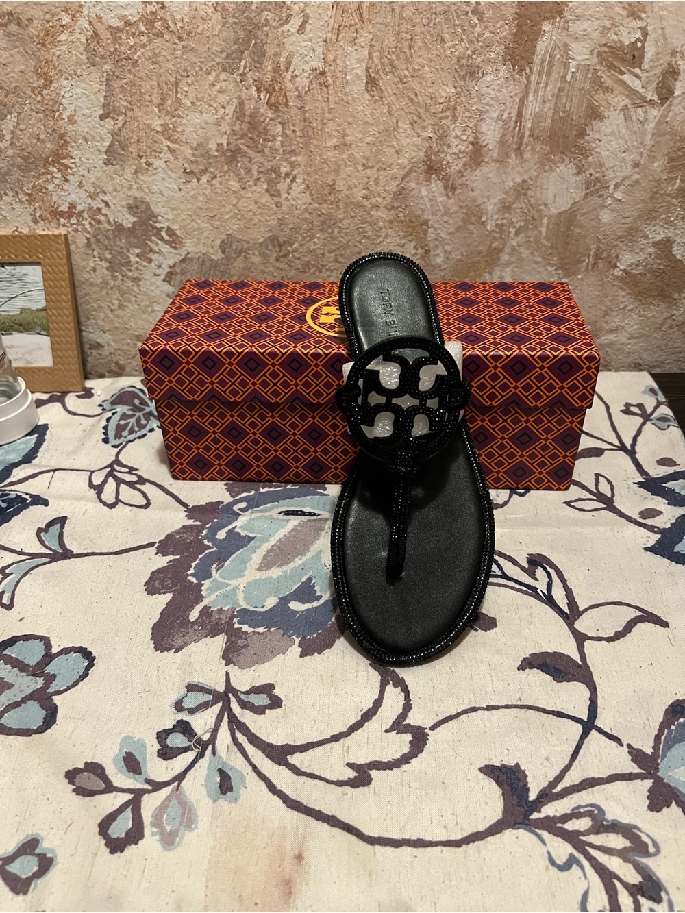 Tory Burch Black Logo Beaded Thong Sandals with Glossy Medallion - Picture 3 of 3